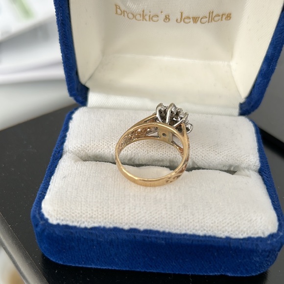 16 diamonds surrounding one a bigger, don’t know the karat, 10k gold - Picture 3 of 4